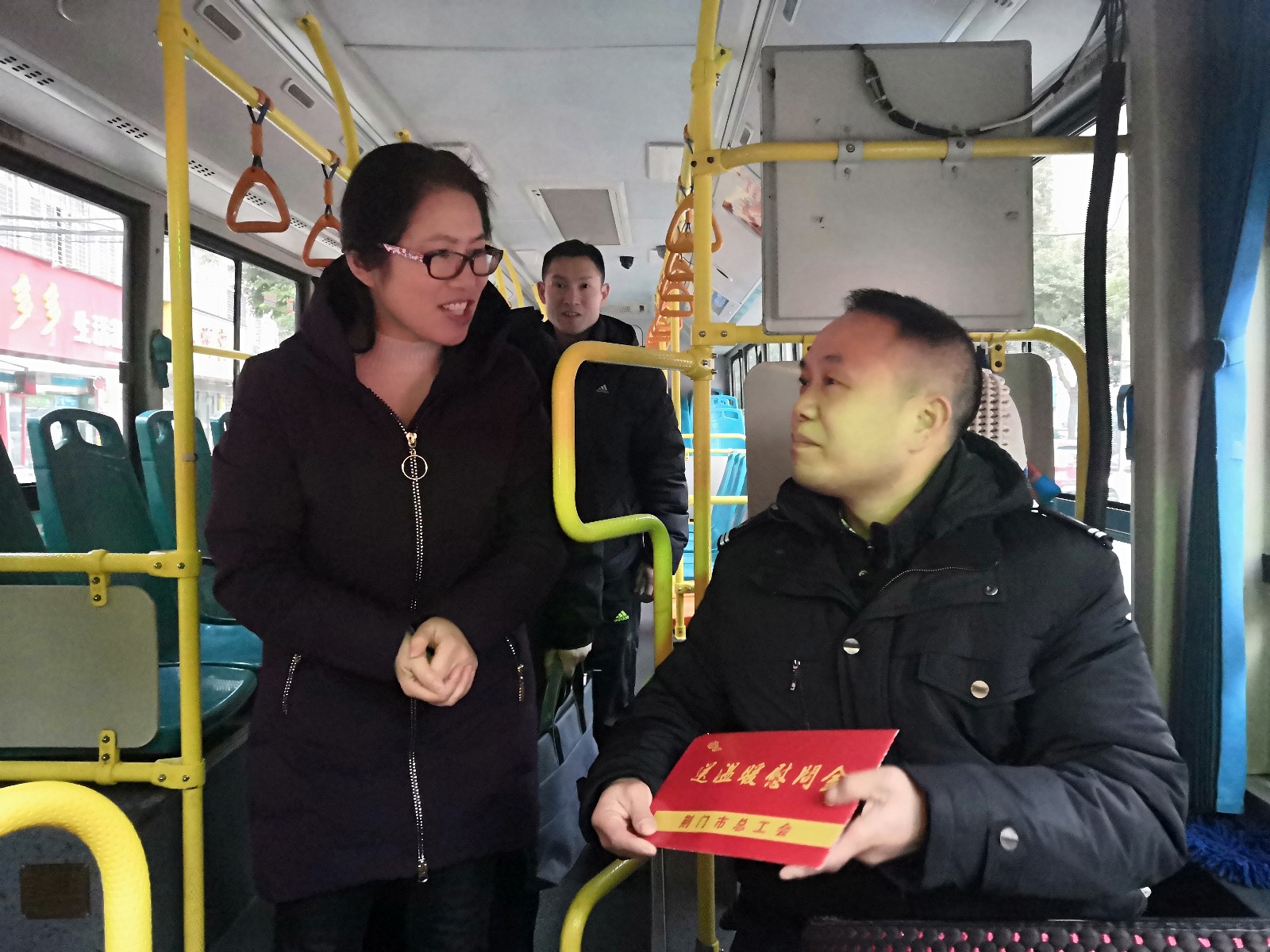 2月3日 市總工會(huì)慰問(wèn)2路駕駛員IMG_20190203_075059.jpg
